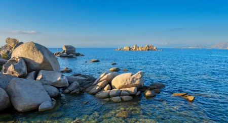 Camping en Corse : plantez votre propre matériel ou choisissez le luxe d'un chalet