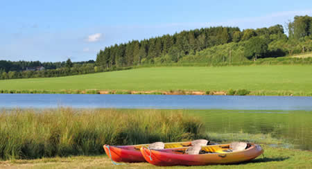 Canoës au bord d'un lac du Morvan