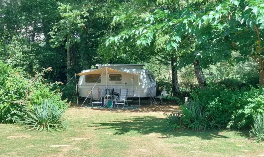 EN CAMPAGNE (CAMPING & GÎTES)