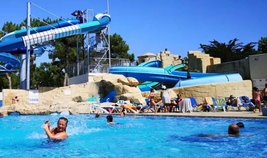 BONNES VACANCES sur le Camping Le Clos Des Pins ****